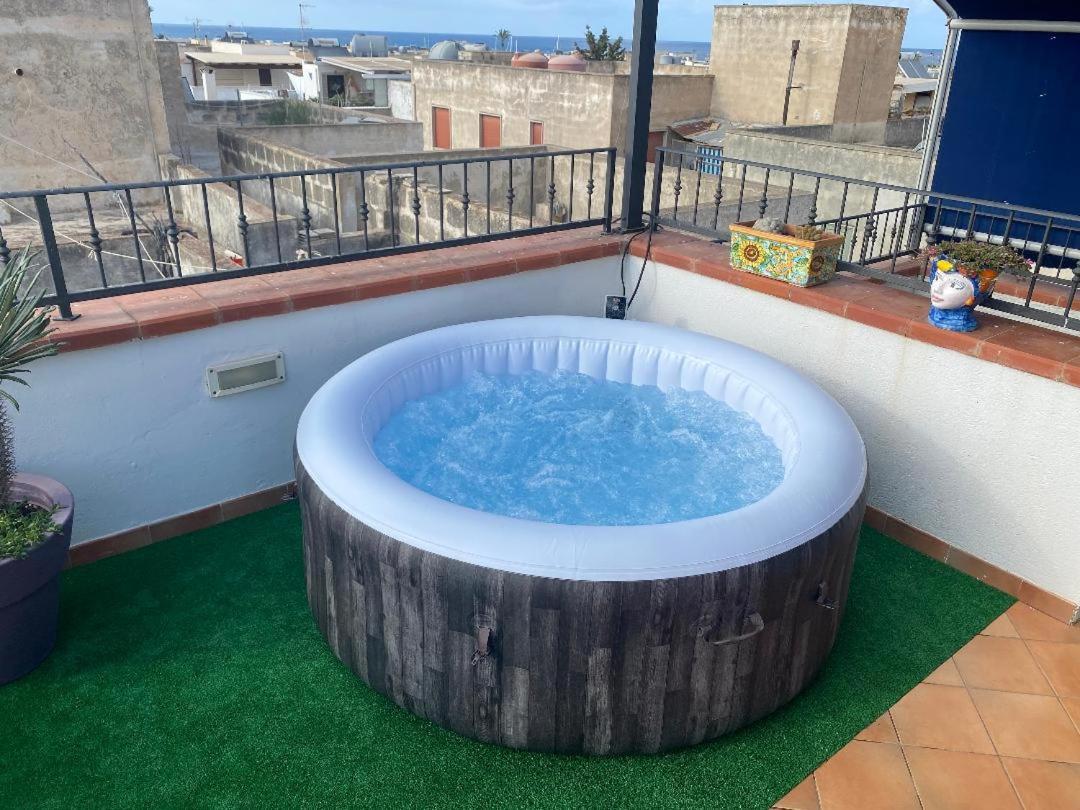Apartment With Terraces And Private Jacuzzi - San Vito 400M From Beach 산비토로카포 외부 사진